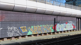 848539 Afbeelding van graffiti met enkele namen, onder de oprit van de fly-over over het 24 Oktoberplein te Utrecht bij ...